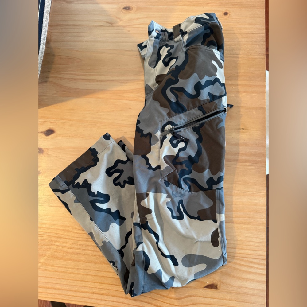 KUIU Men's Camouflage Cargo Shorts - Black, Brown, Tan